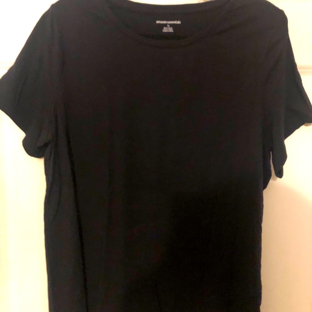 1X Black Amazon Essentials t-shirt
